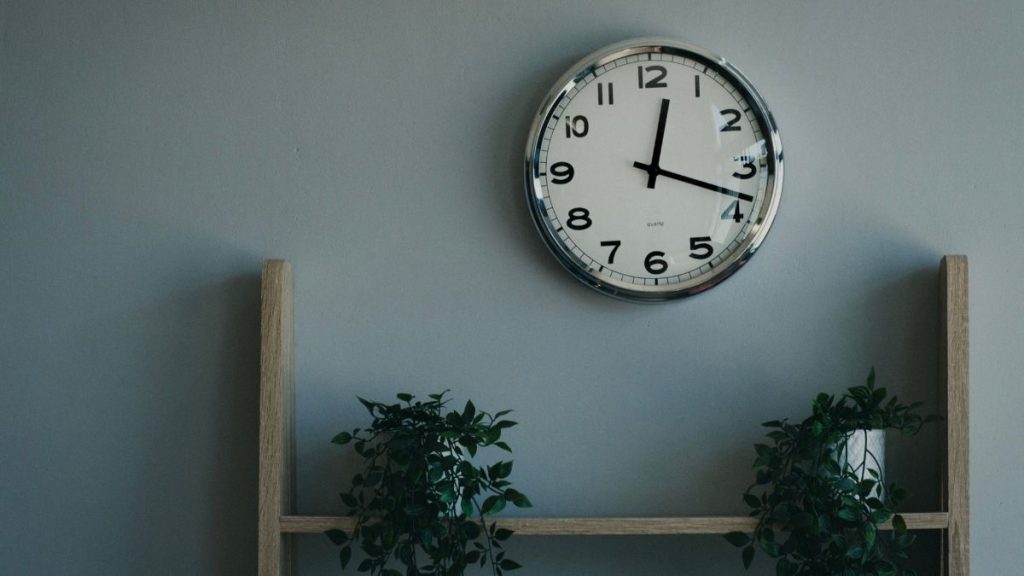 wall clocks vastu