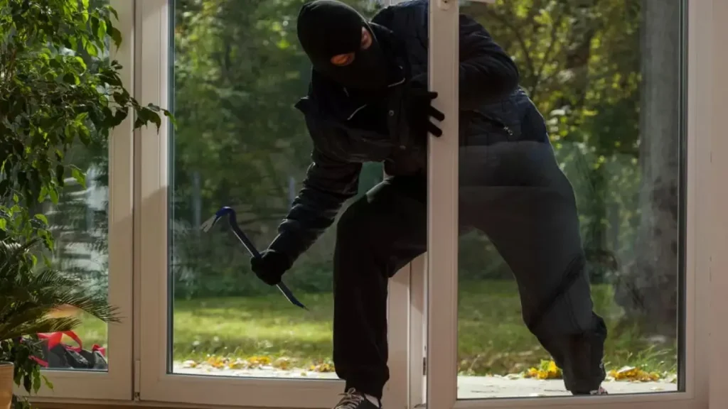 Criminologist Reveals Top 5 Mistakes That Invite Burglars