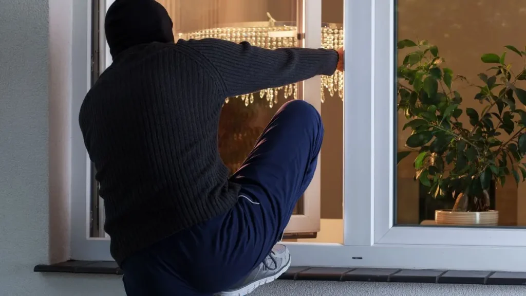 Experts Reveal Top 3 Times When Home Break-Ins Are Most Likely to Occur (1)
