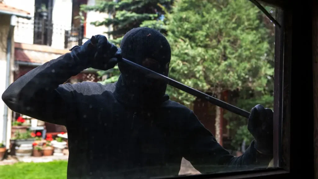 Experts Reveal Top 3 Times When Home Break-Ins Are Most Likely to Occur (1)