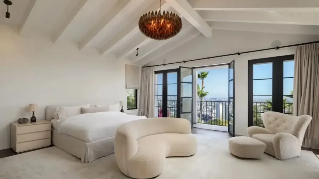 Brad Pitt Buys New LA Mansion