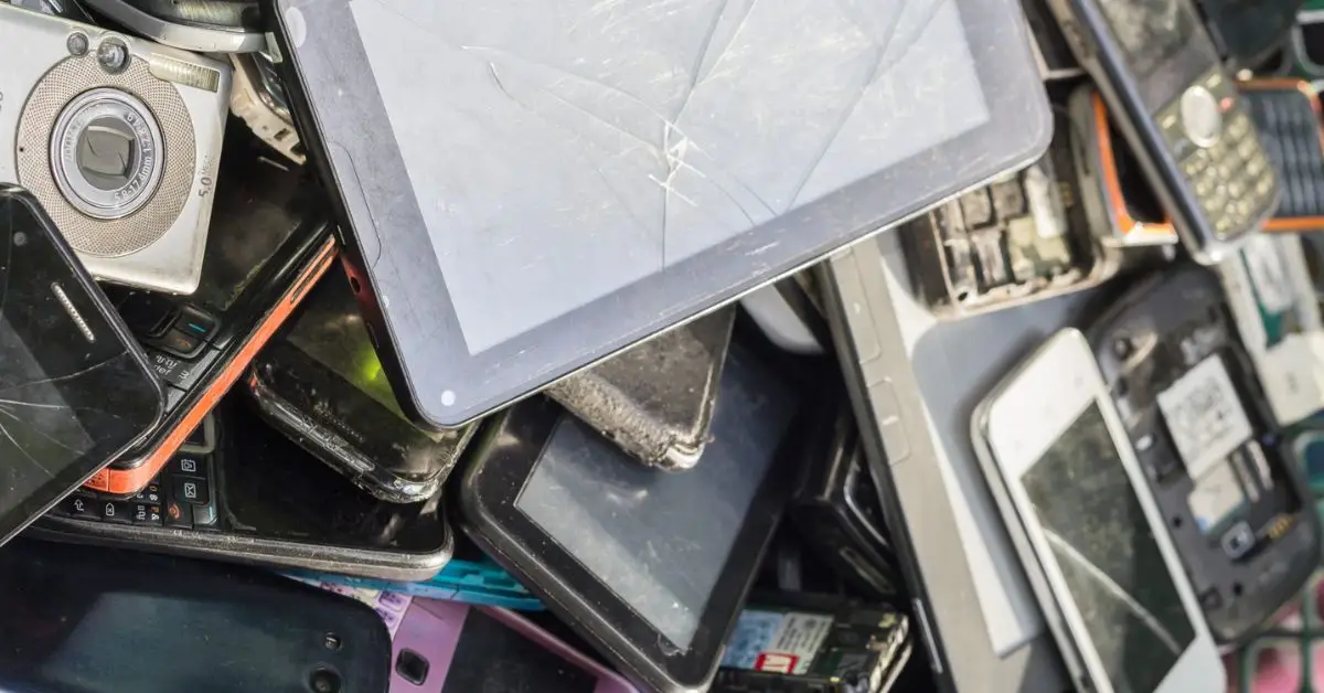 how to Declutter Your Electronics Before Moving