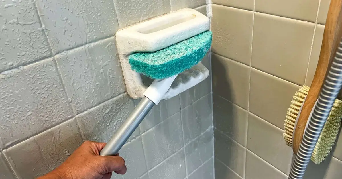 clean shower with vinegar