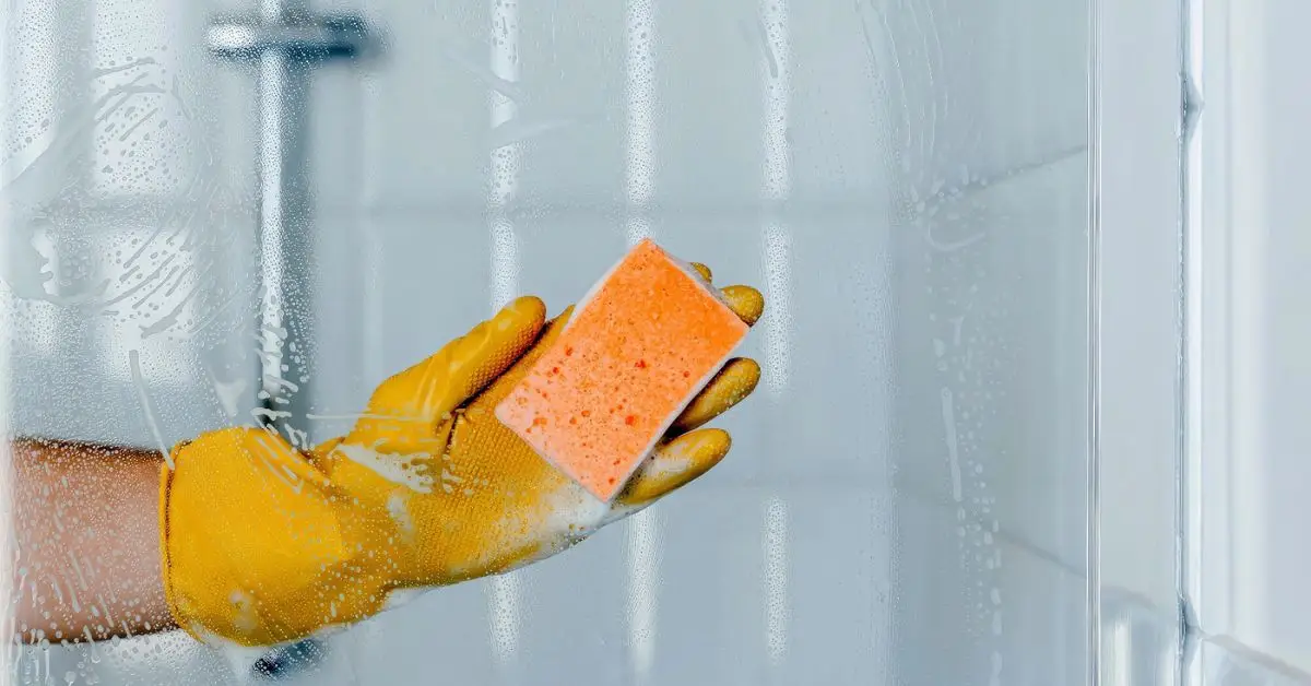 clean shower with vinegar