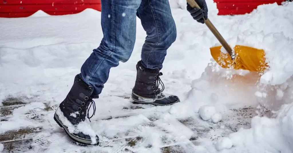 is it legal to shovel snow into the street