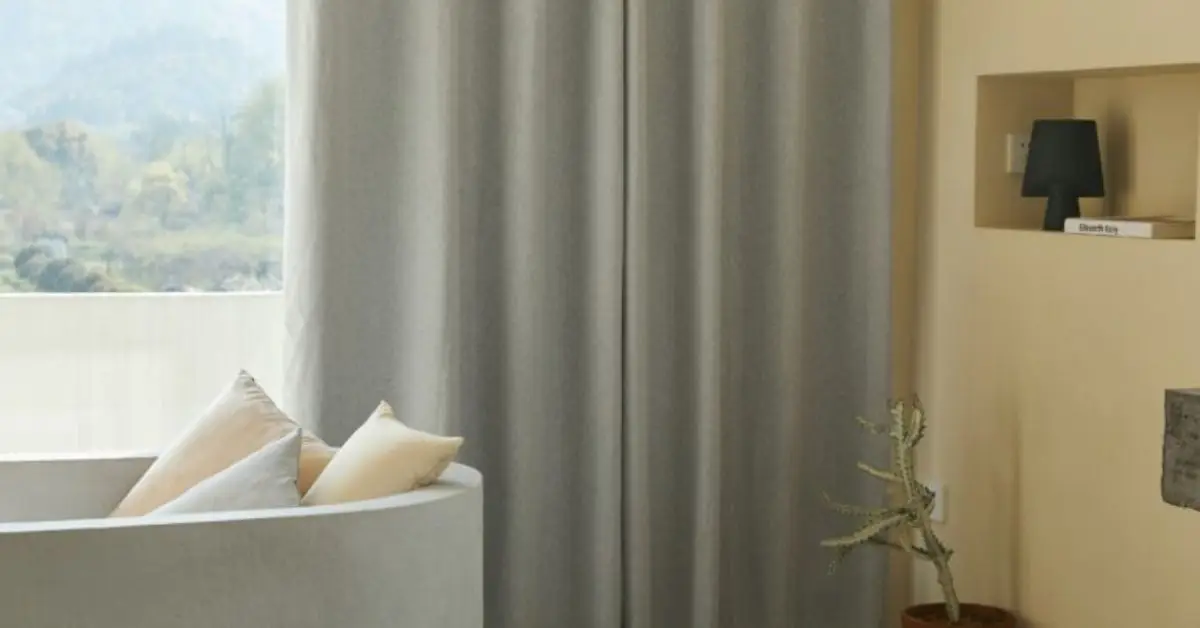 how to dust curtains