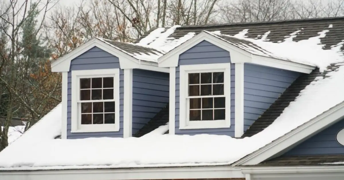 signs of trapped moisture under shingles