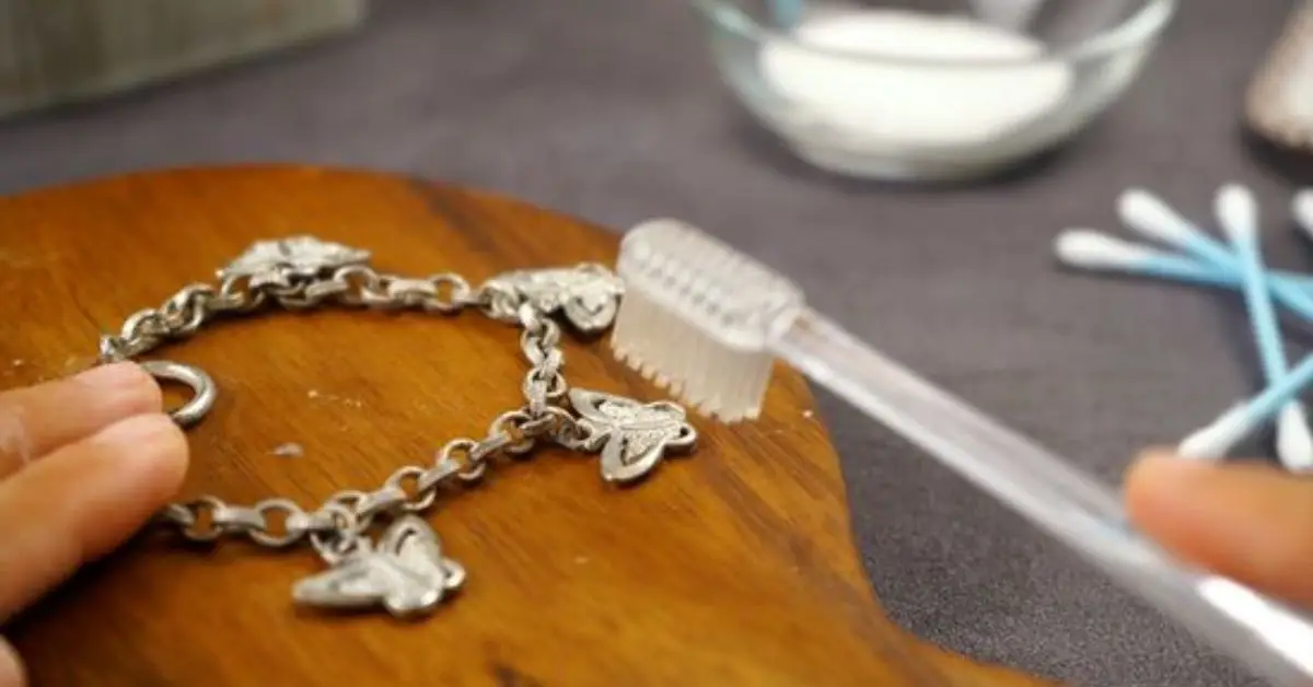 things you can clean with toothpaste