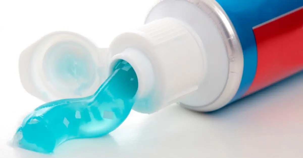 things you can clean with toothpaste