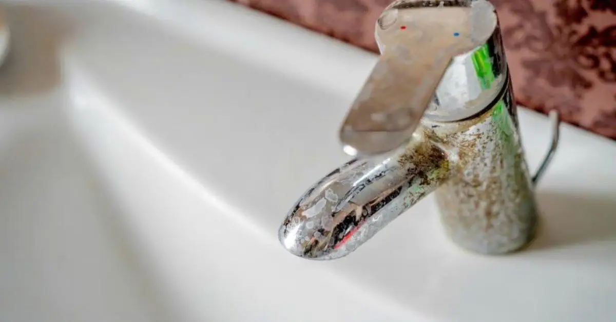 cleaning bathroom with hydrogen peroxide