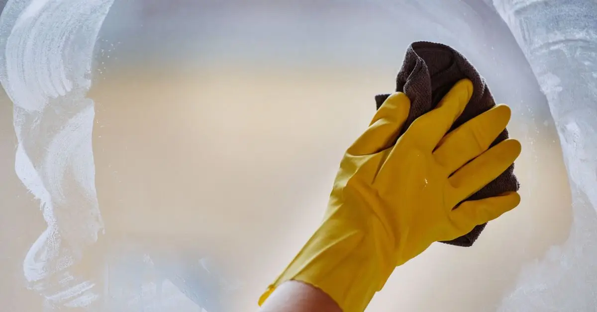 how to clean shower doors with vinegar