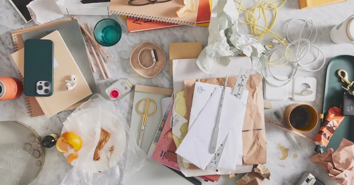 what professional organizers notice in messy homes