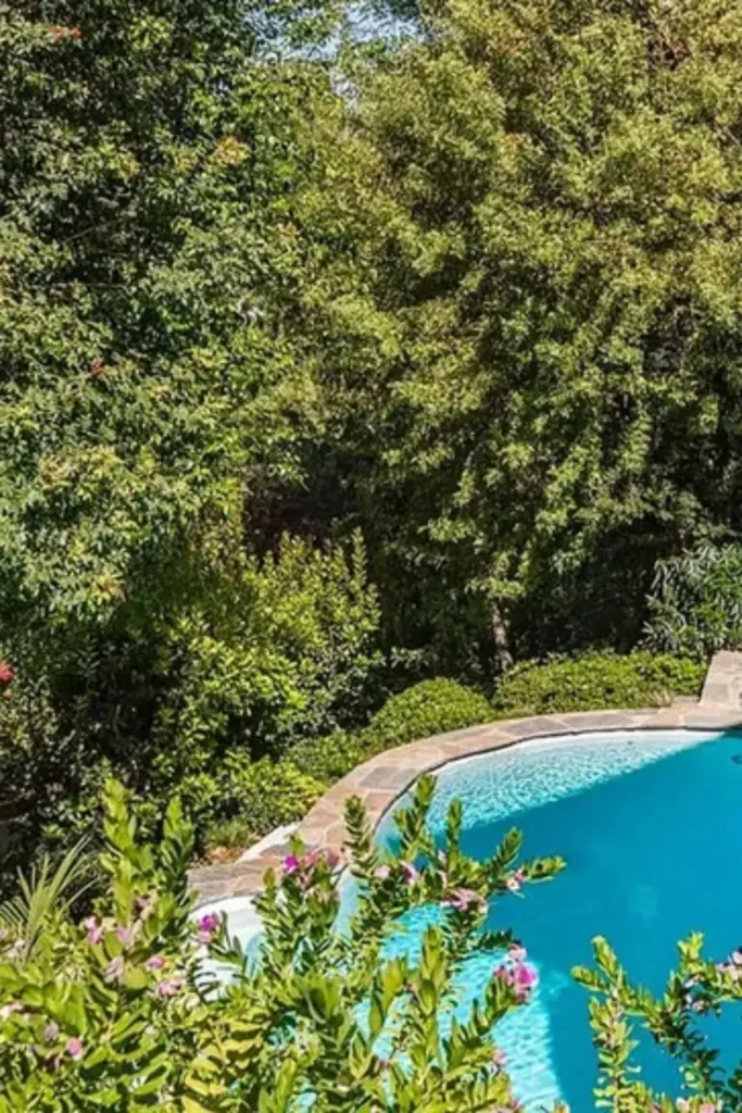 Selena Gomez Selling Los Angeles Home