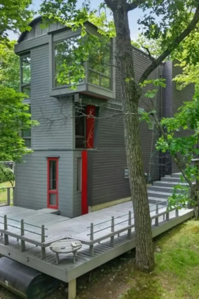 Upside Down Trapezoid House in Pennsylvania